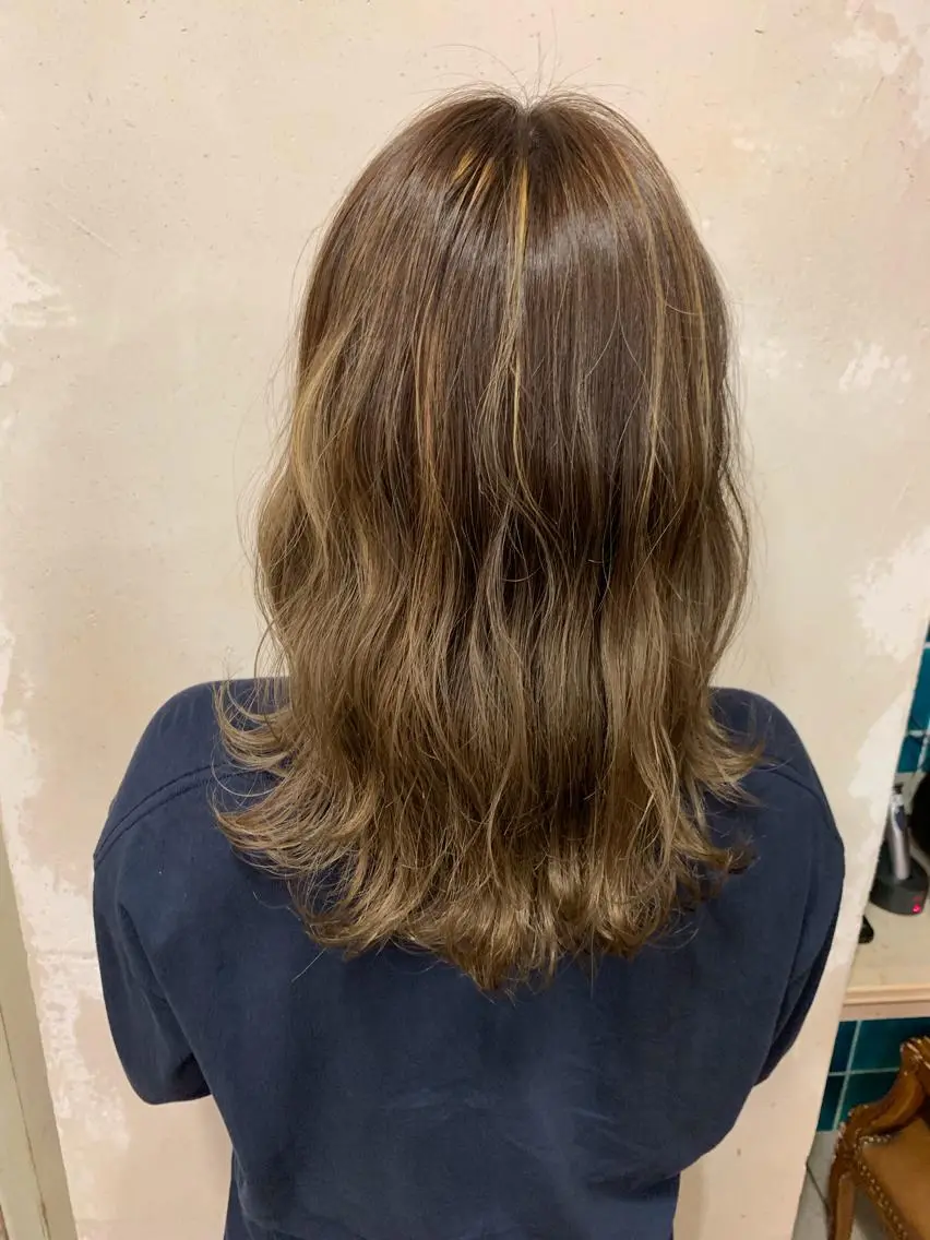 セミロング カラー ハイライトカラー ハイライト 井上 日菜乃のヘアスタイル