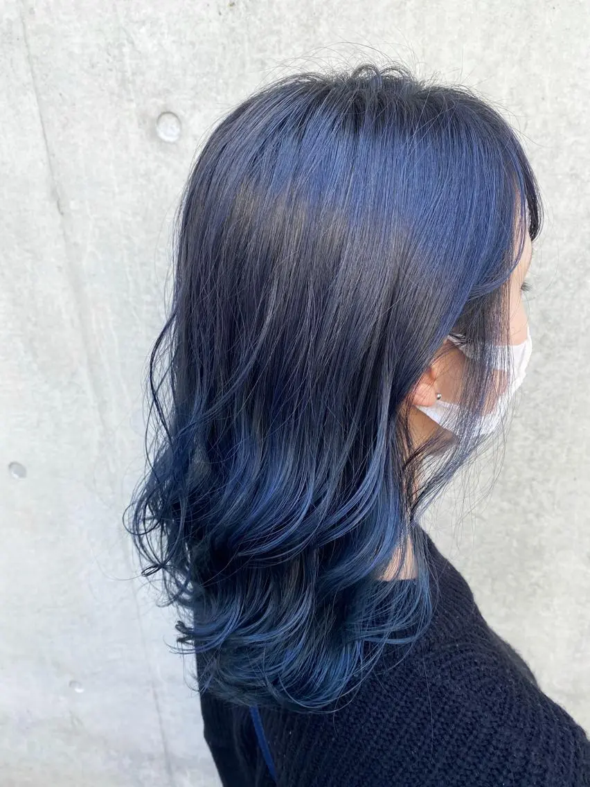 セミロング カラー 黒髪 ブルーカラー ブルーブラック ヘアカラー 川越 輝梨奈のヘアスタイル