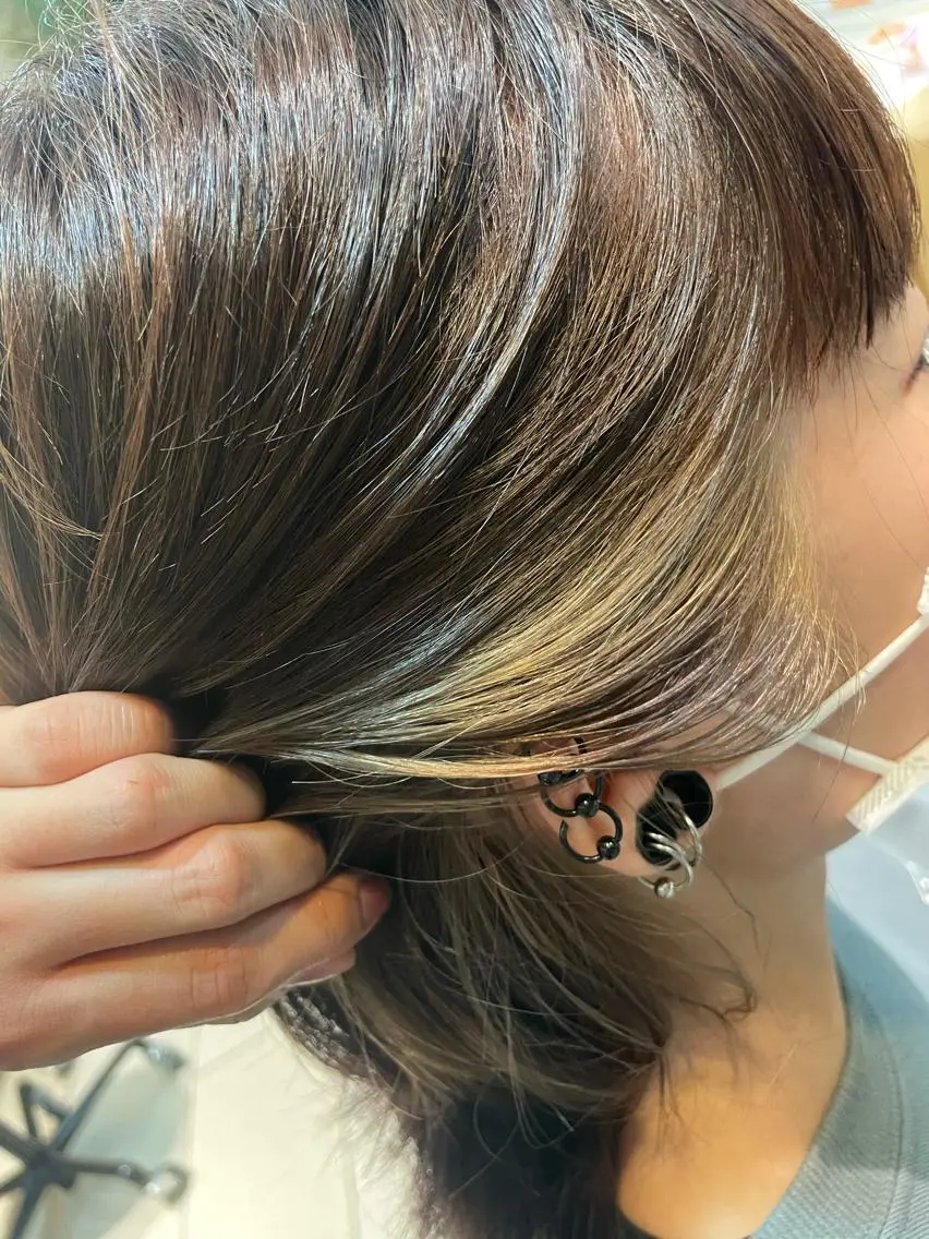 ミディアム カラー イヤリングカラー ヘアカラー トリートメント 鈴木 悠華のヘアスタイル