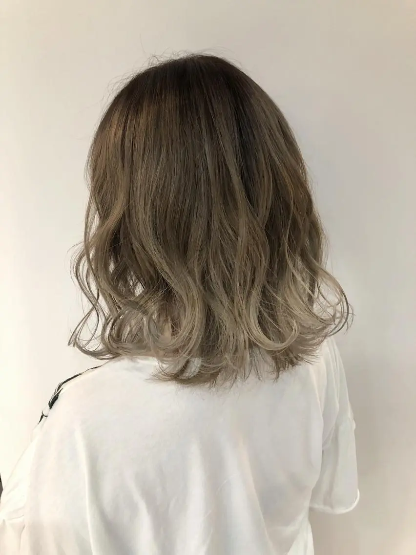 ミディアム カラー グラデーションカラー グレージュ 女性リピ90%🍨 🩷佐藤みずきのヘアスタイル
