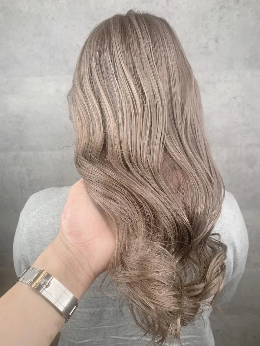 ロング ボブ 斜めバング 外国人風カラー 伸ばしかけ ハイライト カット ヘアカラー トリートメント ＿WHITE鳳店 アンダーバーホワイトのヘアスタイル