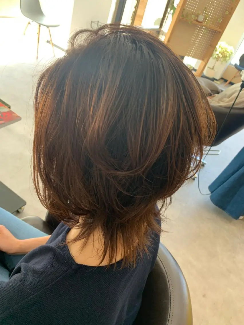 ミディアム ウルフカット 境 菜摘のヘアスタイル