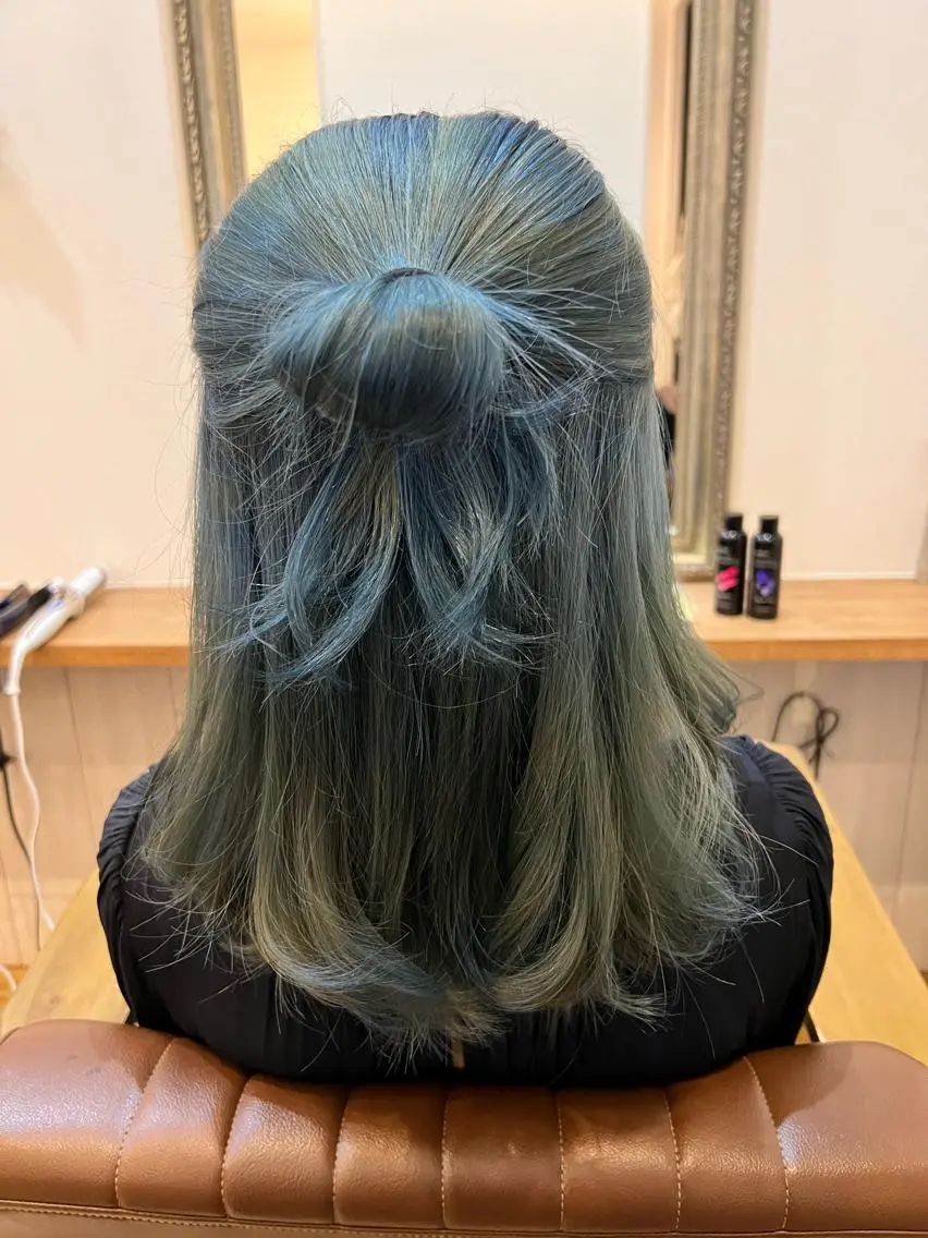 セミロング カラー ブルーカラー 🐰ハイトーンカラー 畠山 渡🐰のヘアスタイル