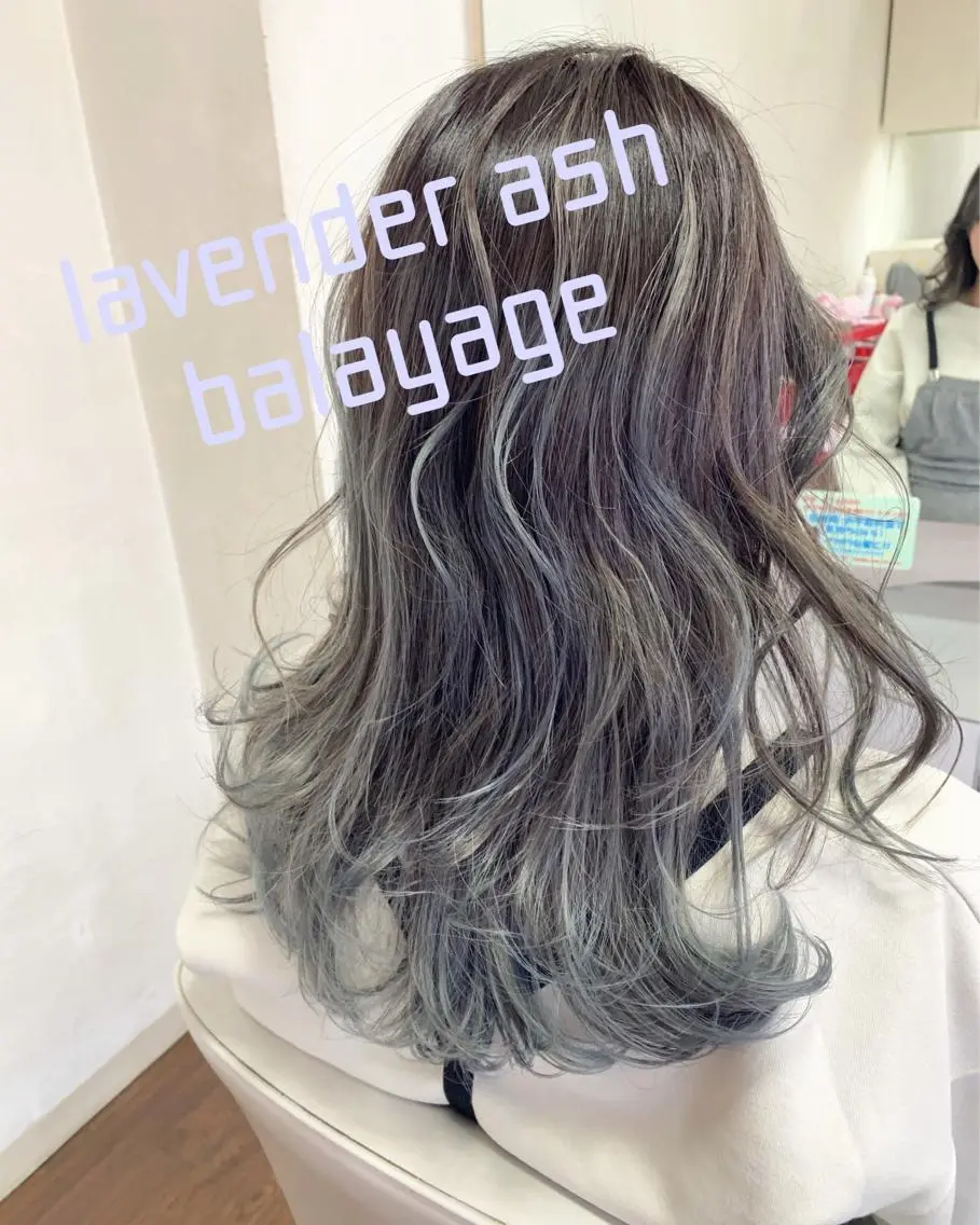 セミロング カラー アッシュ バレイヤージュ ラベンダーカラー ラベンダーアッシュ レイヤーカット ヘアカラー GLAD 萩原のヘアスタイル