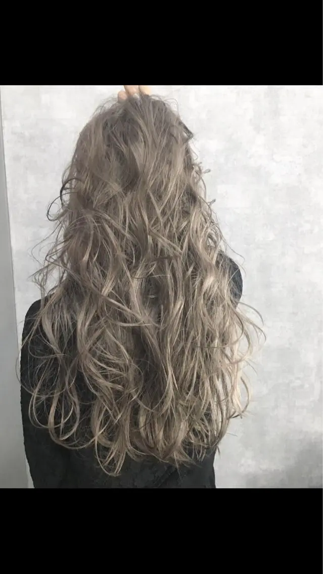 ロング カラー ヘアアレンジ ブリーチ ケアブリーチ シルバー レイヤーカット BLend 渋谷のヘアスタイル
