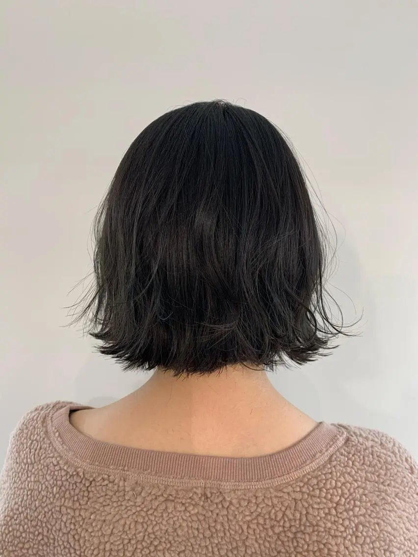 ショート カラー パーマ ヘアアレンジ 切りっぱなしボブ ダークグレー ボブ 加藤 綾華のヘアスタイル