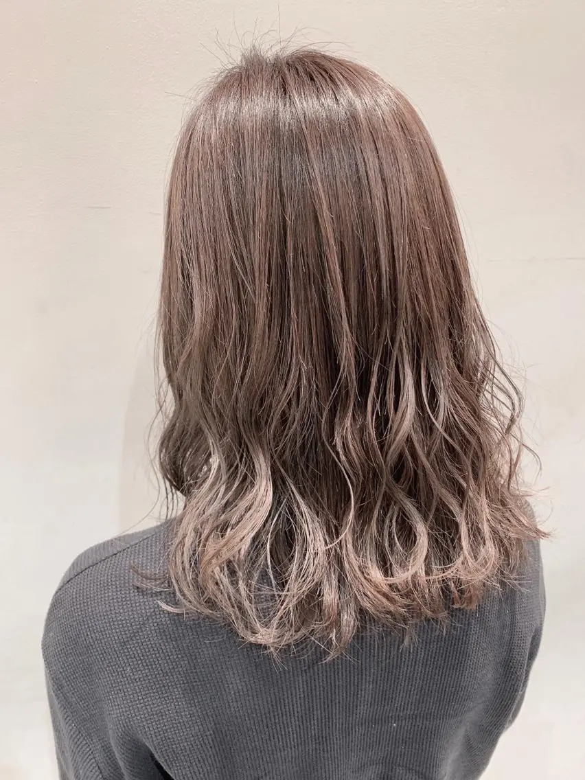セミロング カラー イヤリングカラー グレージュ ハイライトカラー ハイライト ヘアカラー トリートメント 🦖鶴岡 香純🦖のヘアスタイル
