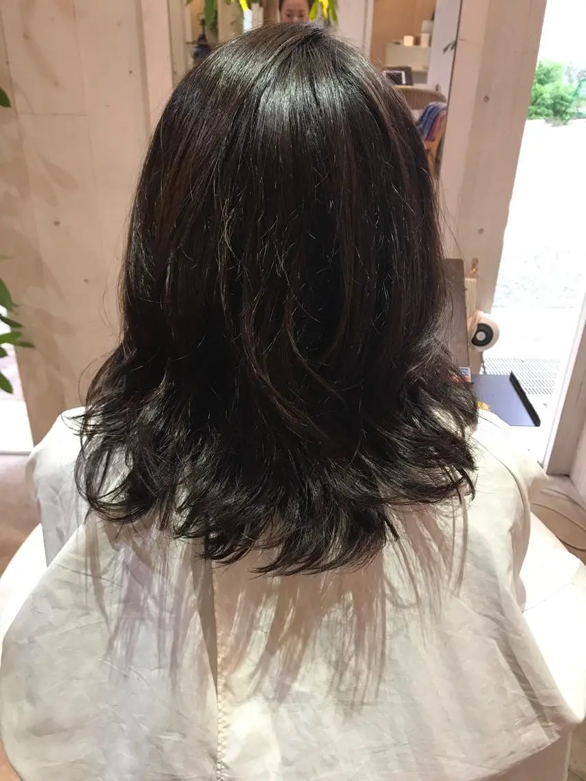 ミディアム 長尾 桃佳のヘアスタイル
