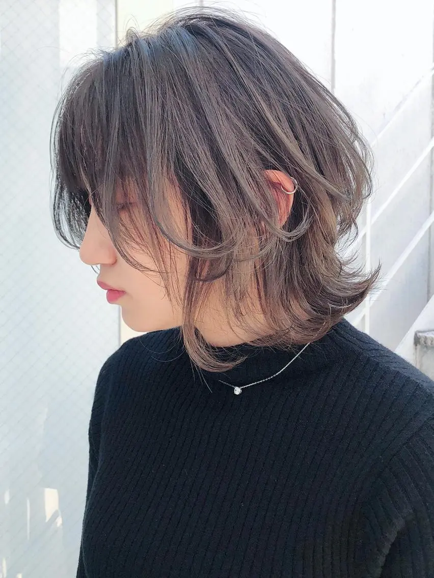 ミディアム カラー パーマ ヘアアレンジ アッシュ シルバー シルバーアッシュ レイヤーカット ウルフカット ITbyALBUM 浦和店のヘアスタイル