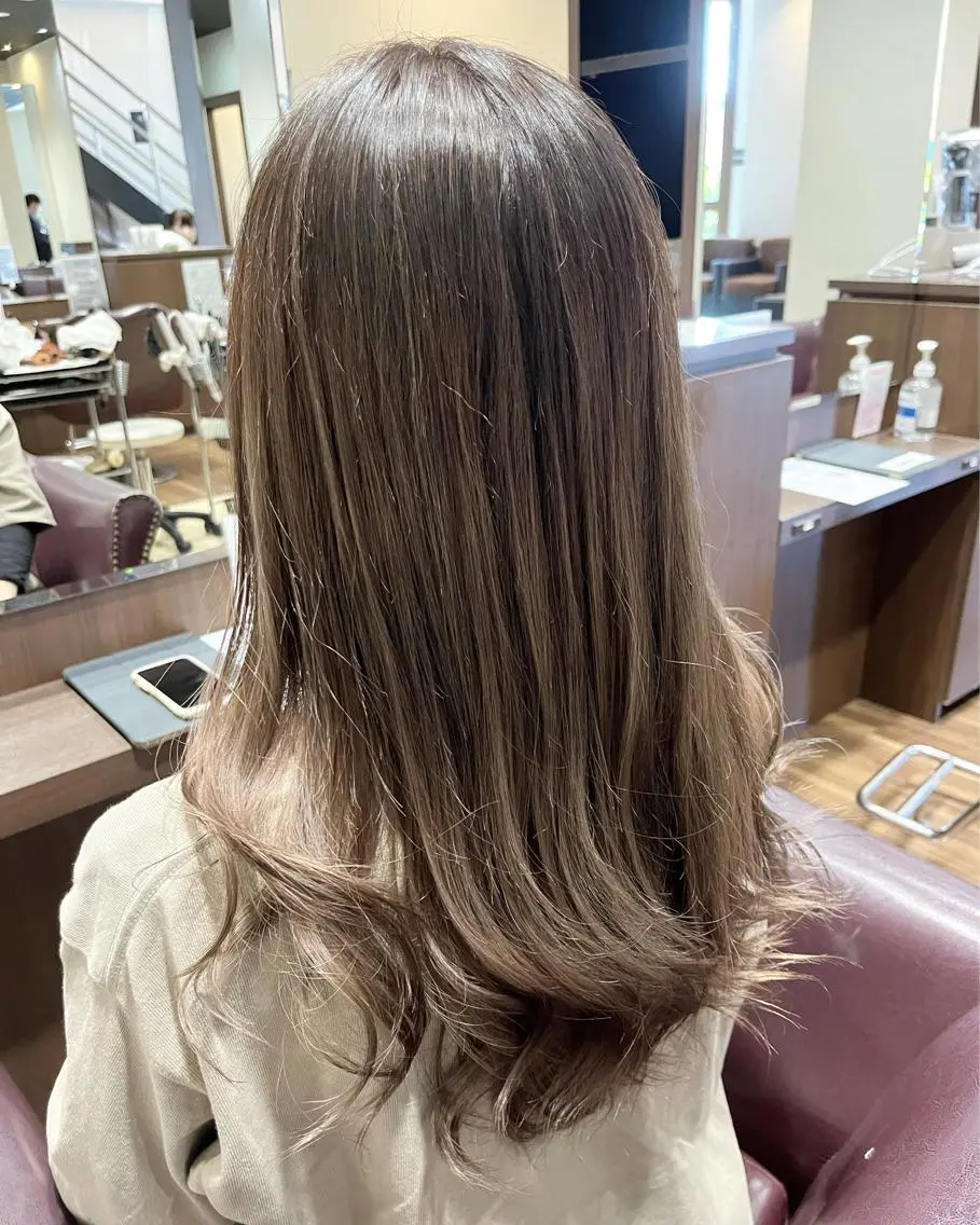 セミロング カラー グレージュ ハイライトカラー ハイライト カット ヘアカラー 松崎 崇のヘアスタイル