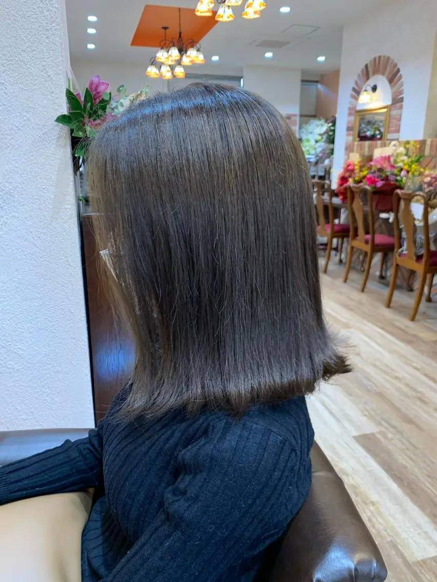 ミディアム カラー ベージュカラー ブラウンカラー イルミナカラー オリーブベージュ オリーブブラウン ヘアカラー トリートメント FAVOR Emiのヘアスタイル