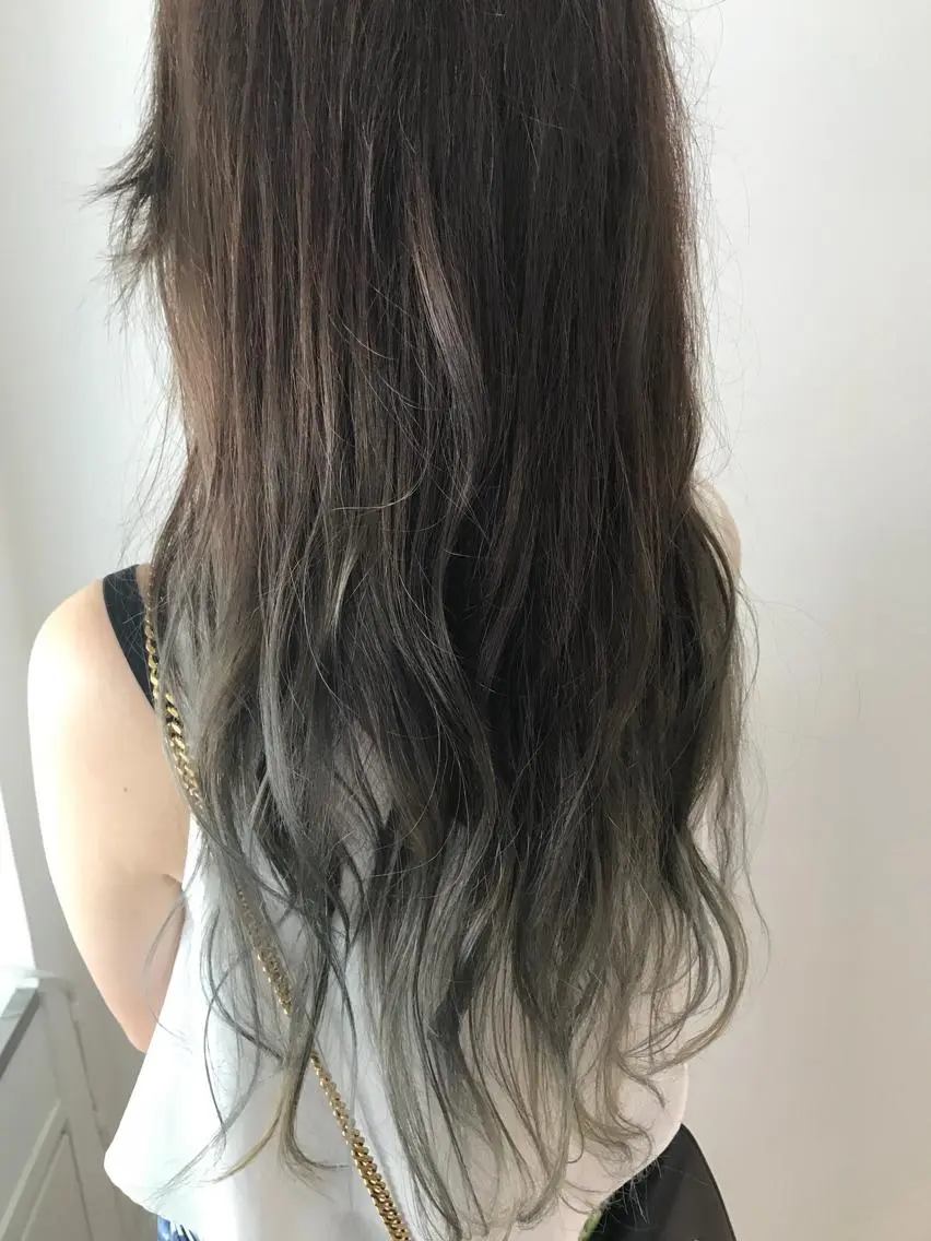 ロング カラー アッシュ アッシュグレー グラデーションカラー ウルフカット レイヤーカット上柿のヘアスタイル