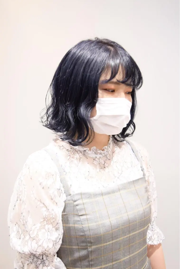 ミディアム カラー 切りっぱなしボブ アッシュ ブリーチ ブルーカラー ブルーアッシュ ワタナベ テルマサのヘアスタイル