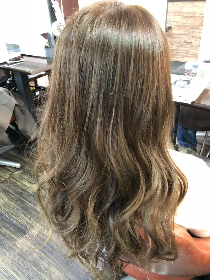 ロング カラー ベージュカラー ミルクティーベージュ カット ヘアカラー パーマ トリートメント 川野 賢のヘアスタイル