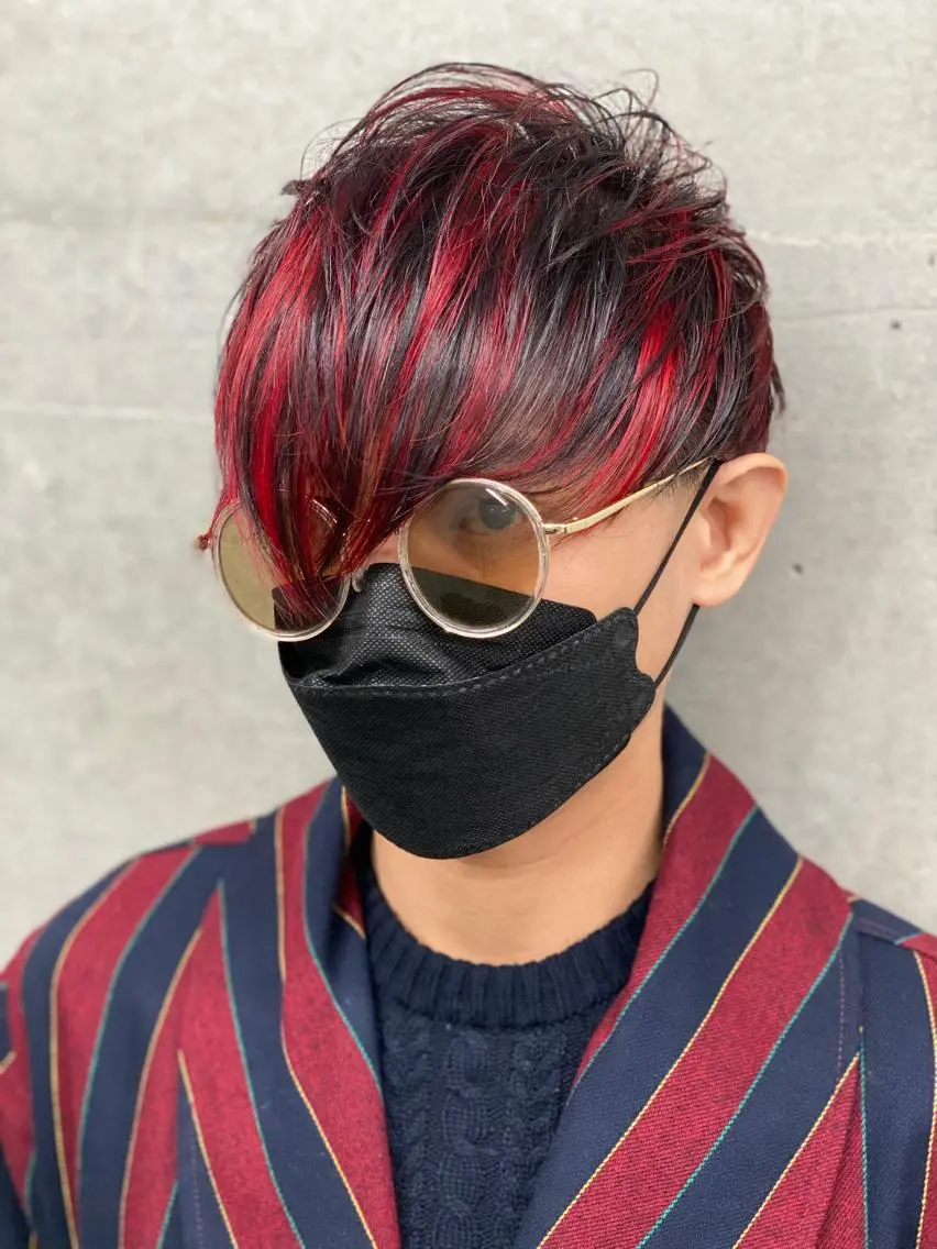 ショート メンズ メンズバレイヤージュ センターパート メンズハイライト メンズインナーカラー マッシュ 原宿アンリ 山下卓也のヘアスタイル