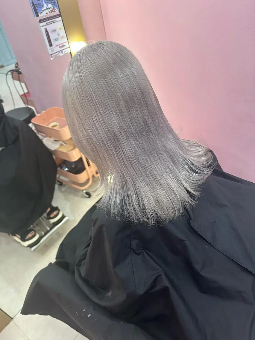 セミロング カラー 🌈ブリーチデザイン 🌈MANATOのヘアスタイル