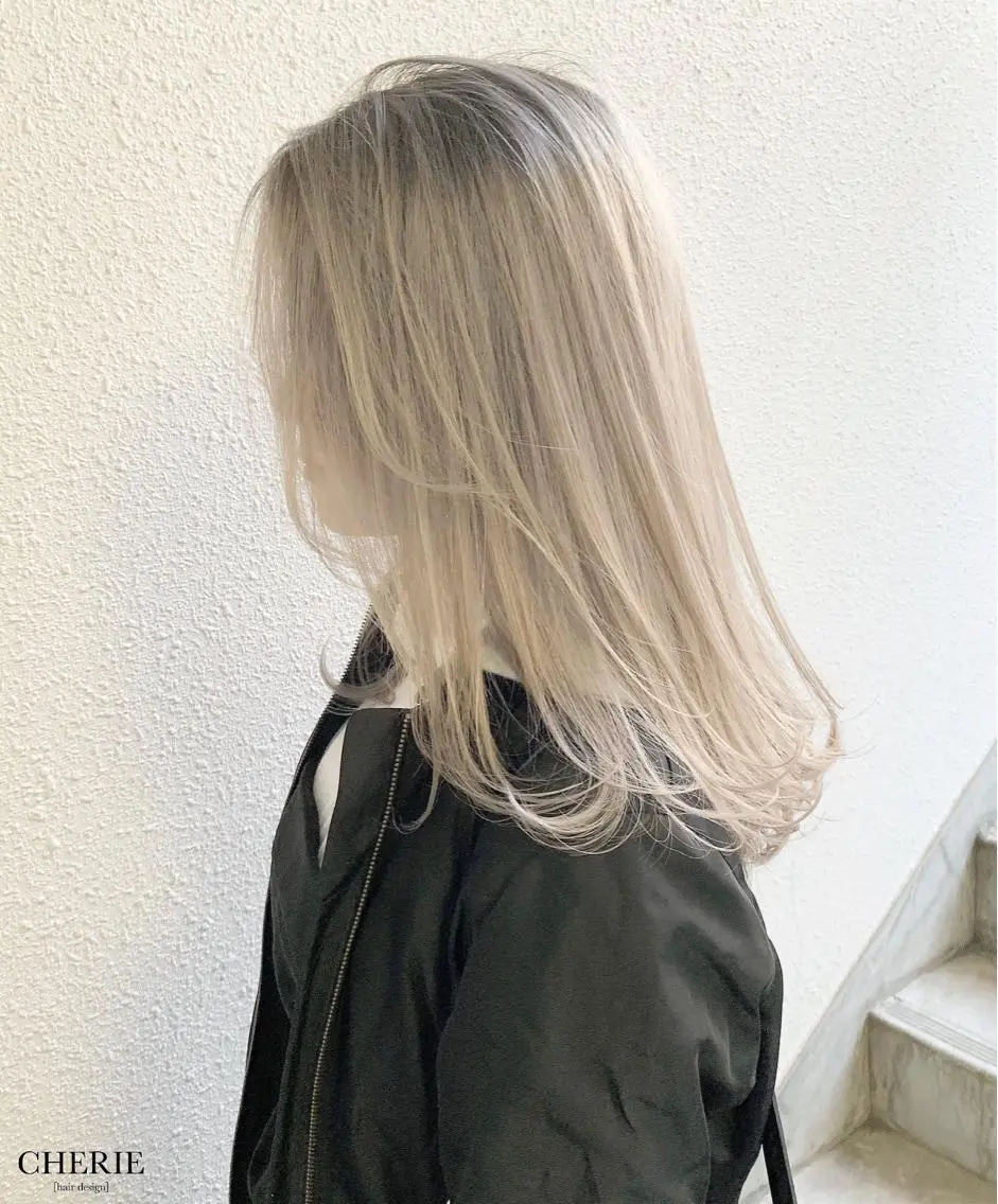 セミロング カラー 黒髪 ブロンド ヘアカラー トリートメント CHERIEブリーチ ダブルカラー 天神のヘアスタイル