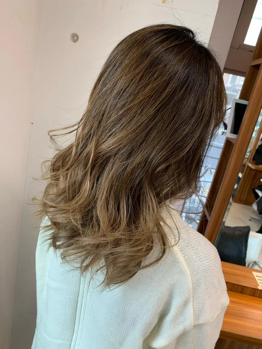 セミロング カラー カット 縮毛矯正 トリートメント 白髪ぼかしハイライト 柳川拓哉のヘアスタイル