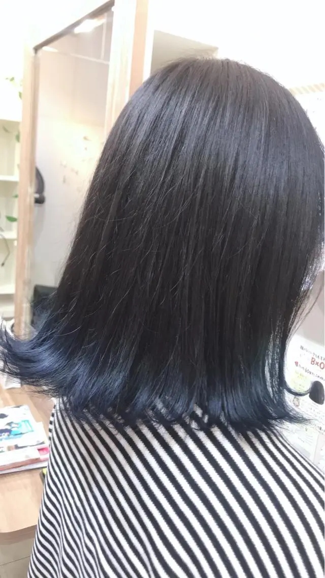 ミディアム カラー ブルーカラー グラデーションカラー ボブ 外ハネヘア 伴 香織のヘアスタイル