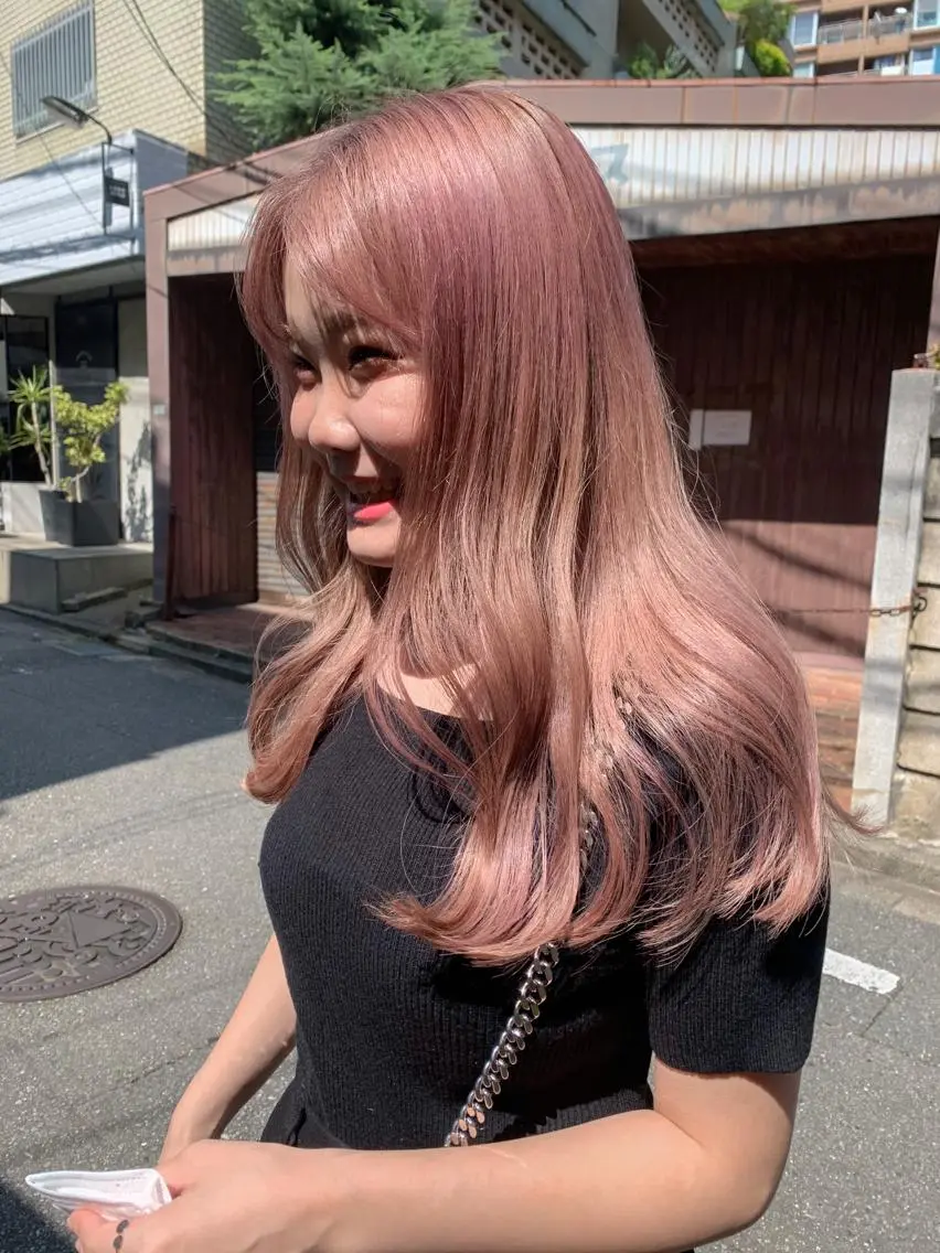 ロング カラー ベージュカラー ピンクカラー ピンクベージュ ヘアカラー 【モエカ】グランジ ウルフ/ハイトーンのヘアスタイル