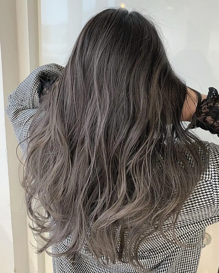 ロング カラー ヘアアレンジ バレイヤージュ シルバー レイヤーカット 阿部 圭悟のヘアスタイル