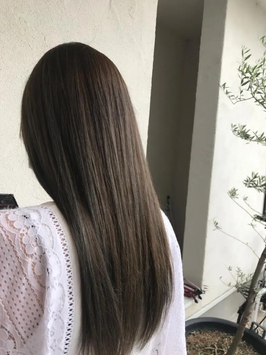 セミロング カラー 山下 襟華のヘアスタイル