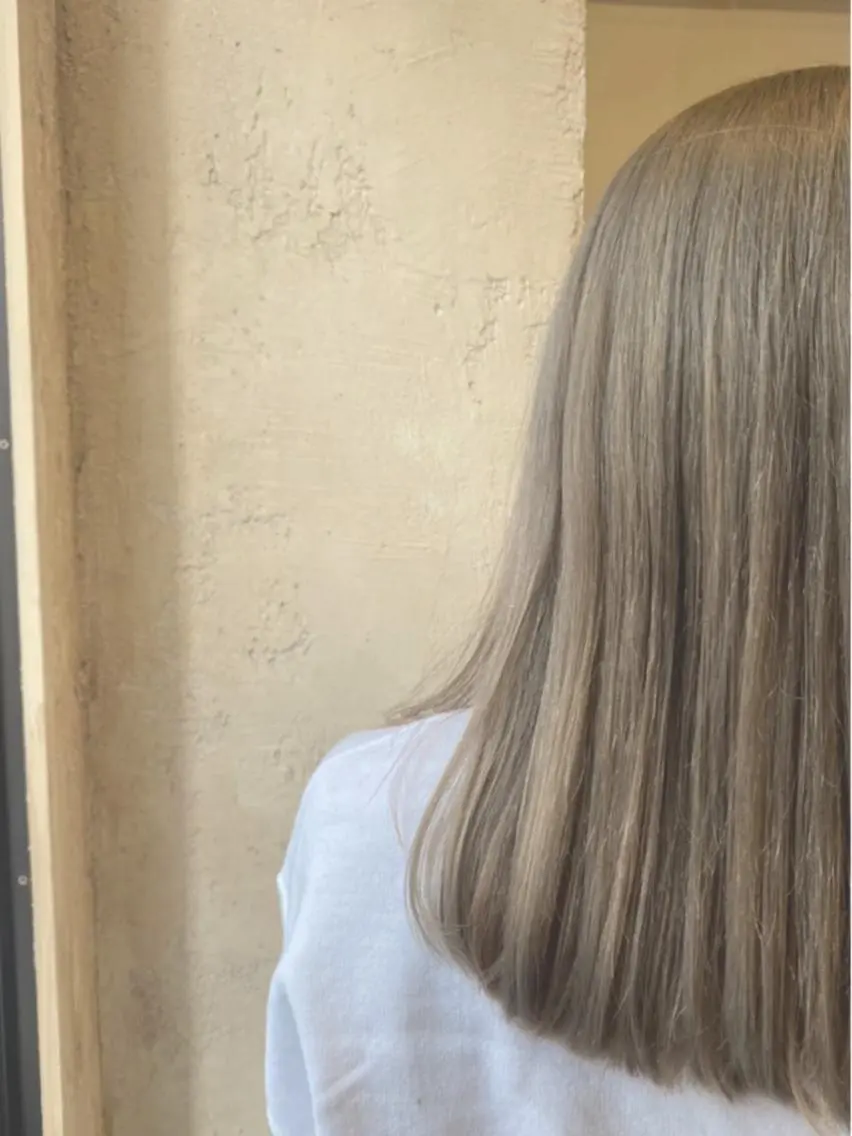 セミロング カラー ブリーチ グレージュ ミルクティーグレージュ マンツーマン 美容師💚コウブチのヘアスタイル