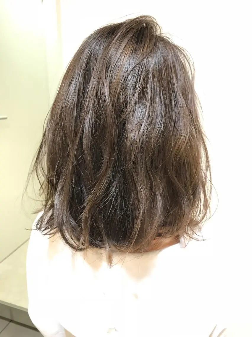 ミディアム カラー ベージュカラー フォギーベージュ Miru by INCE HAIRのヘアスタイル
