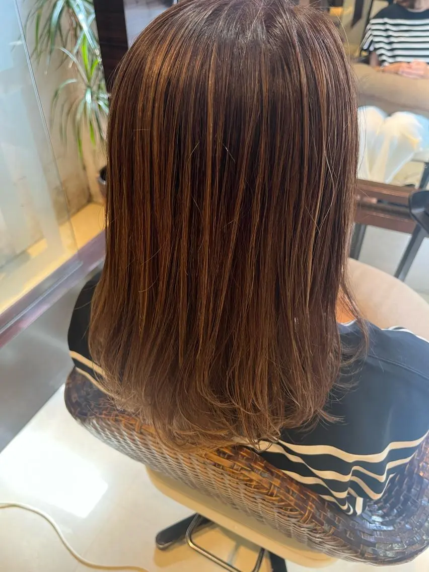 セミロング ハイライト カット ヘアカラー 岩上 充希のヘアスタイル