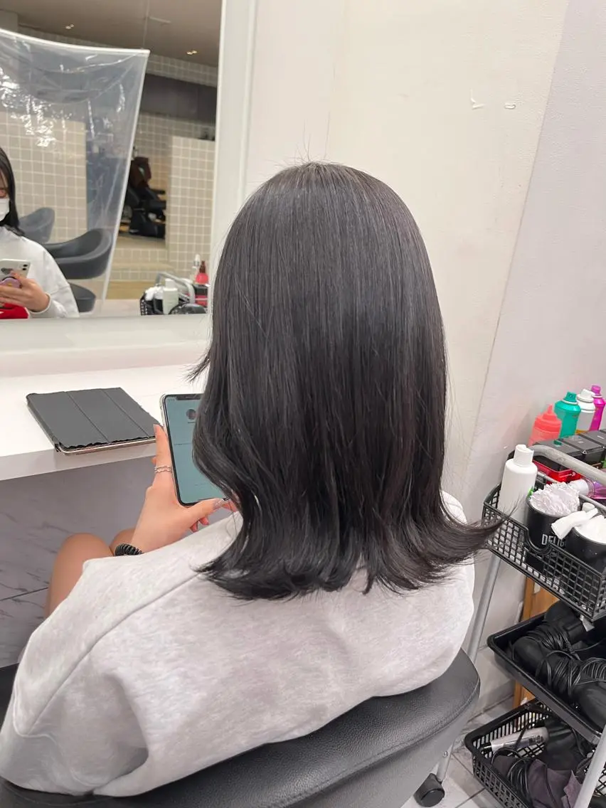 ミディアム 寒色/ベージュヘア ブリーチありMiOのヘアスタイル