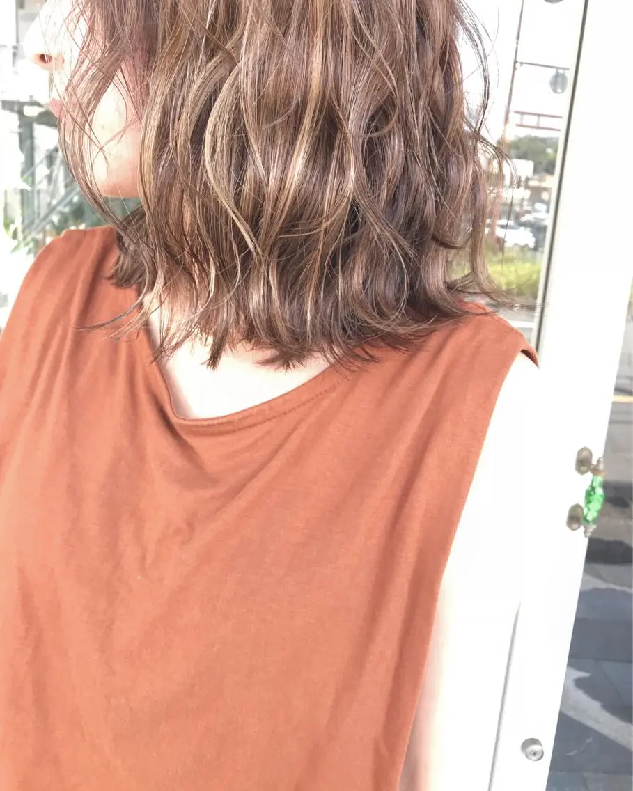 ショート カラー ヘアアレンジ お団子ヘア 切りっぱなしボブ バレイヤージュ ブリーチ グラデーションカラー Mariana/ 鶴原-ハイライトのヘアスタイル