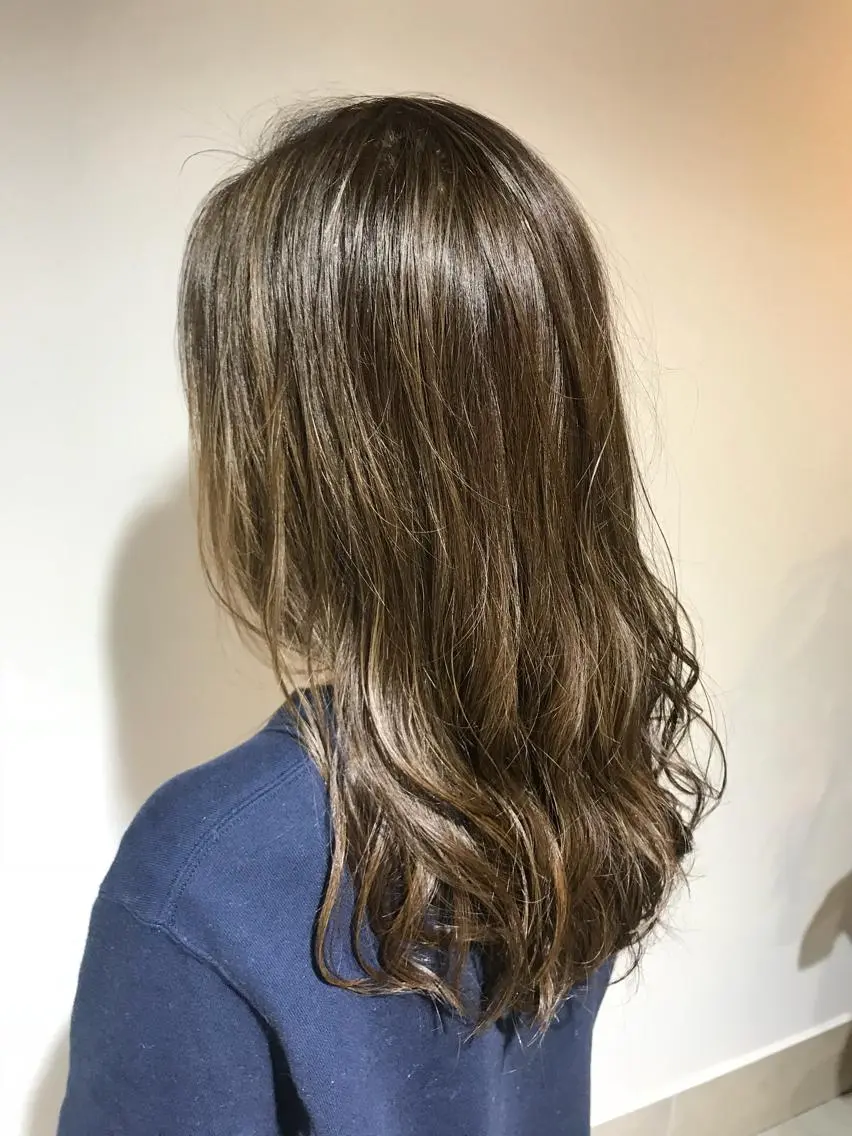 セミロング カラー ハイライトカラー イルミナカラー 3Dハイライト ハイライト ブリーチ特化 梅田本多翔のヘアスタイル
