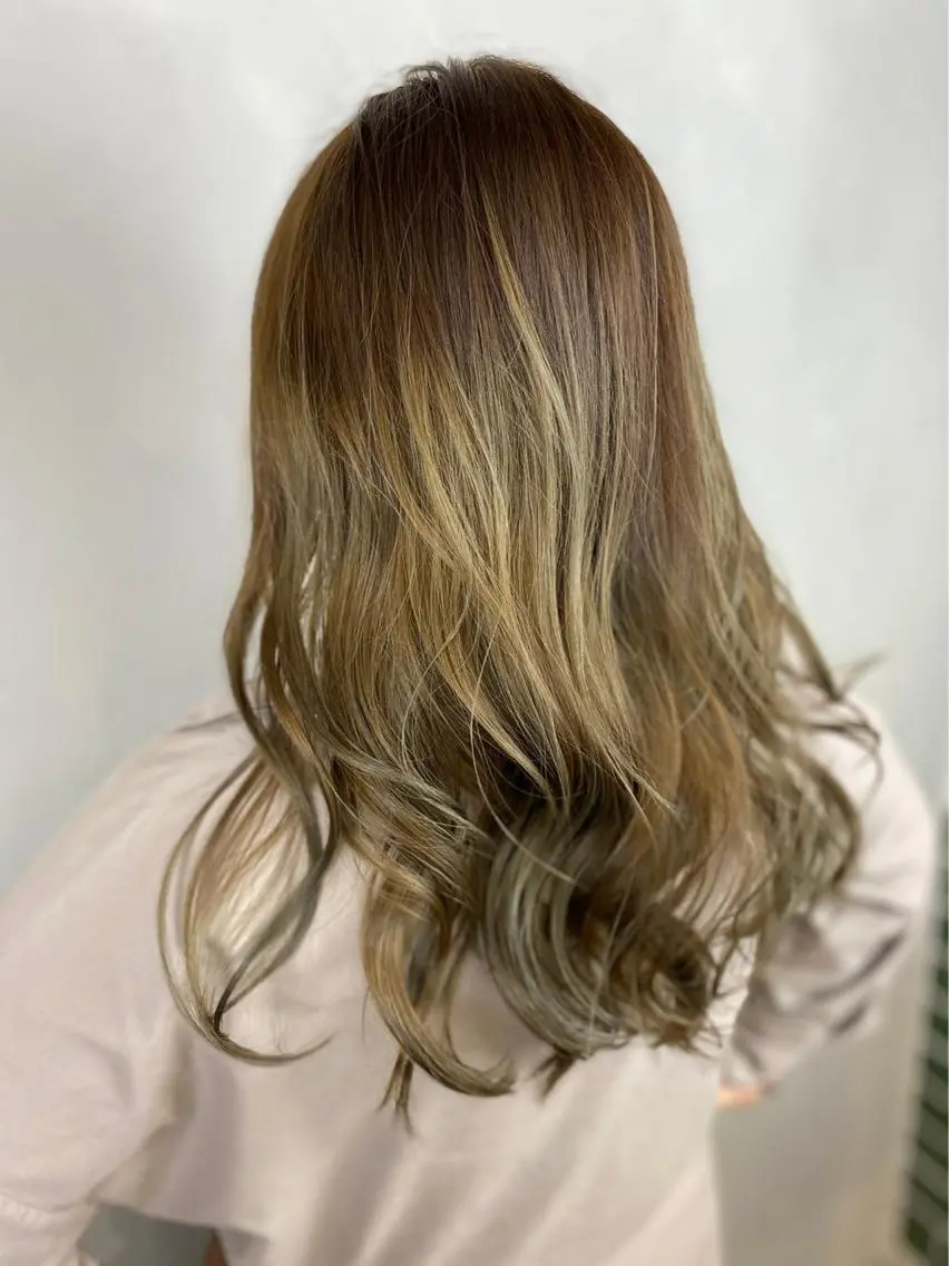 ロング カラー アッシュ ハイライトカラー イルミナカラー シルバー シルバーアッシュ BROCANTE立川 karasawa.nのヘアスタイル