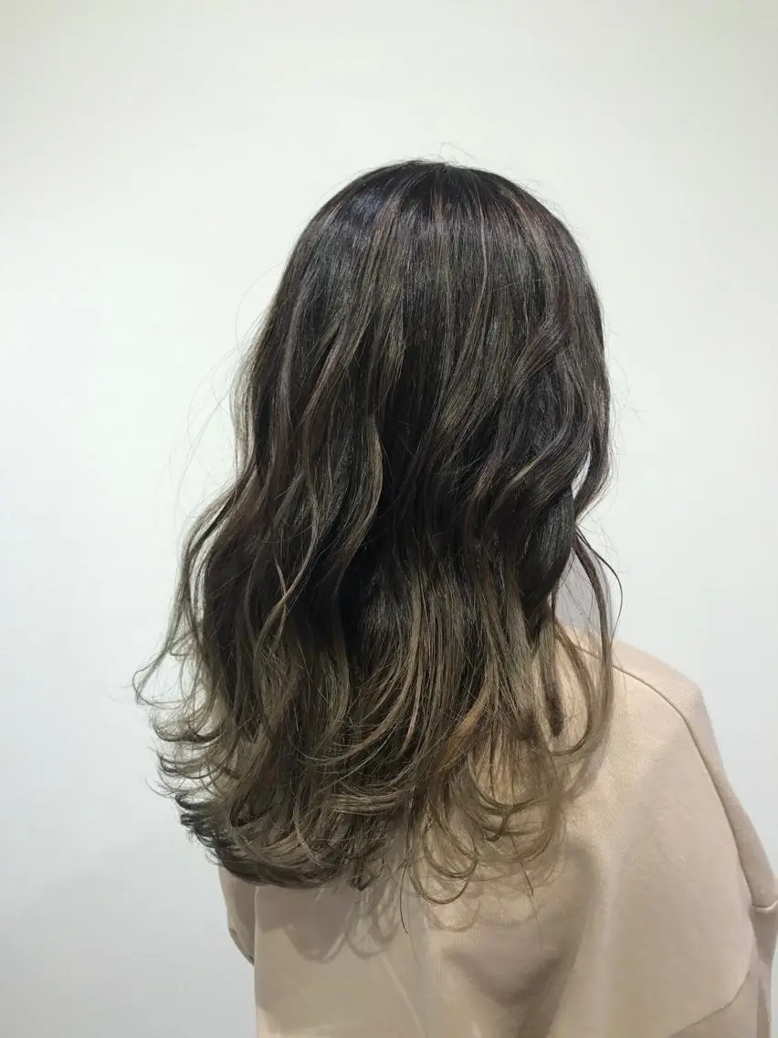 セミロング カラー ベージュカラー ブリーチ グラデーションカラー ハイライトカラー イルミナカラー 【暖色カラー特化】 中山由梨のヘアスタイル
