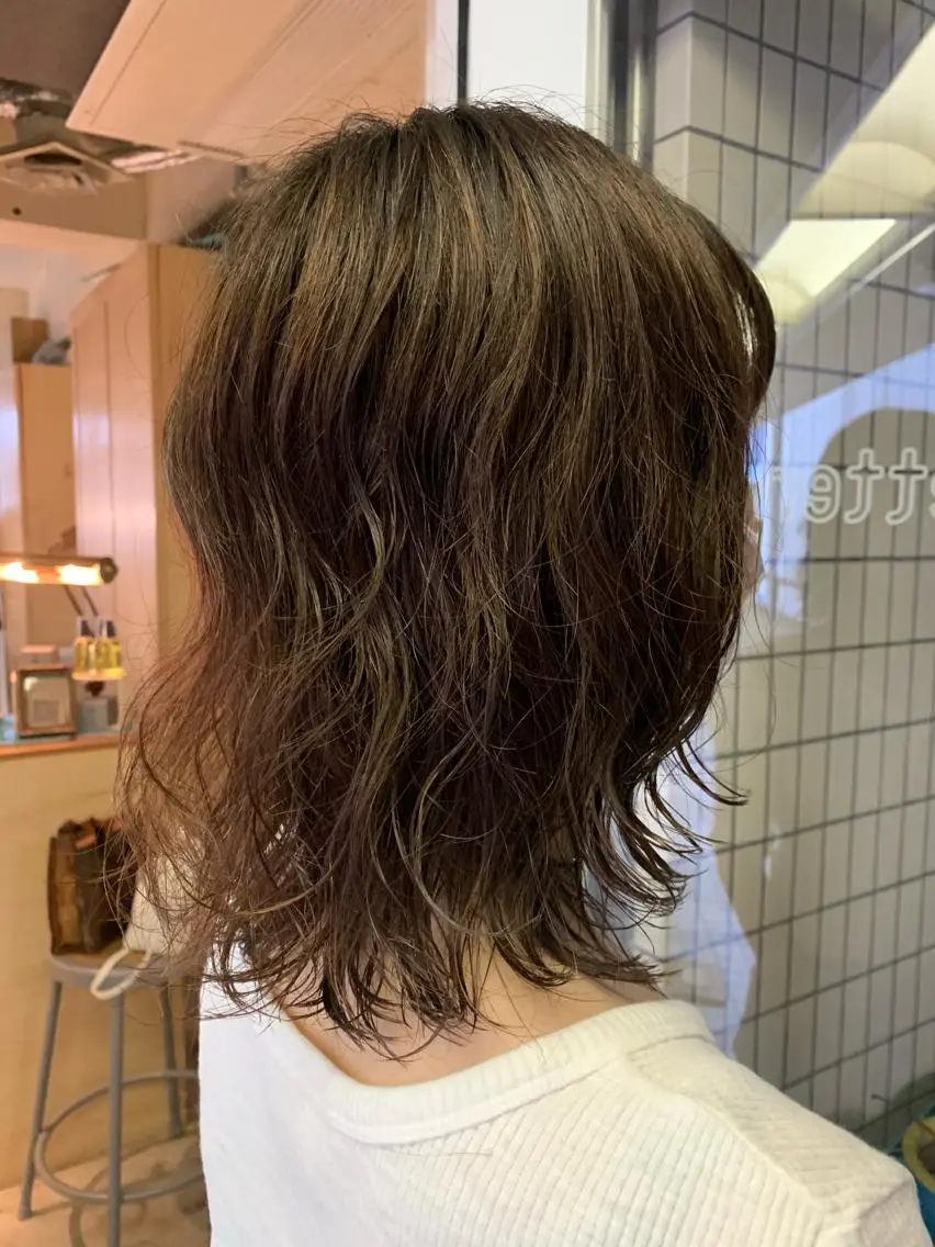 ミディアム パーマ ミディアムレイヤー ミディアムパーマ 伸ばしかけ レイヤーカット パーマ美容師 hanaのヘアスタイル