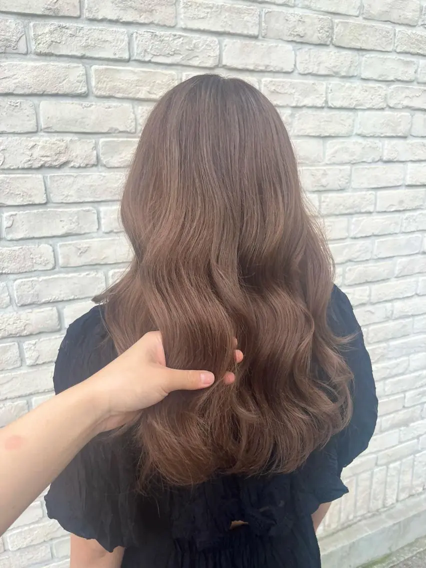 ロング ハイトーンカラー シールエクステのヘアスタイル
