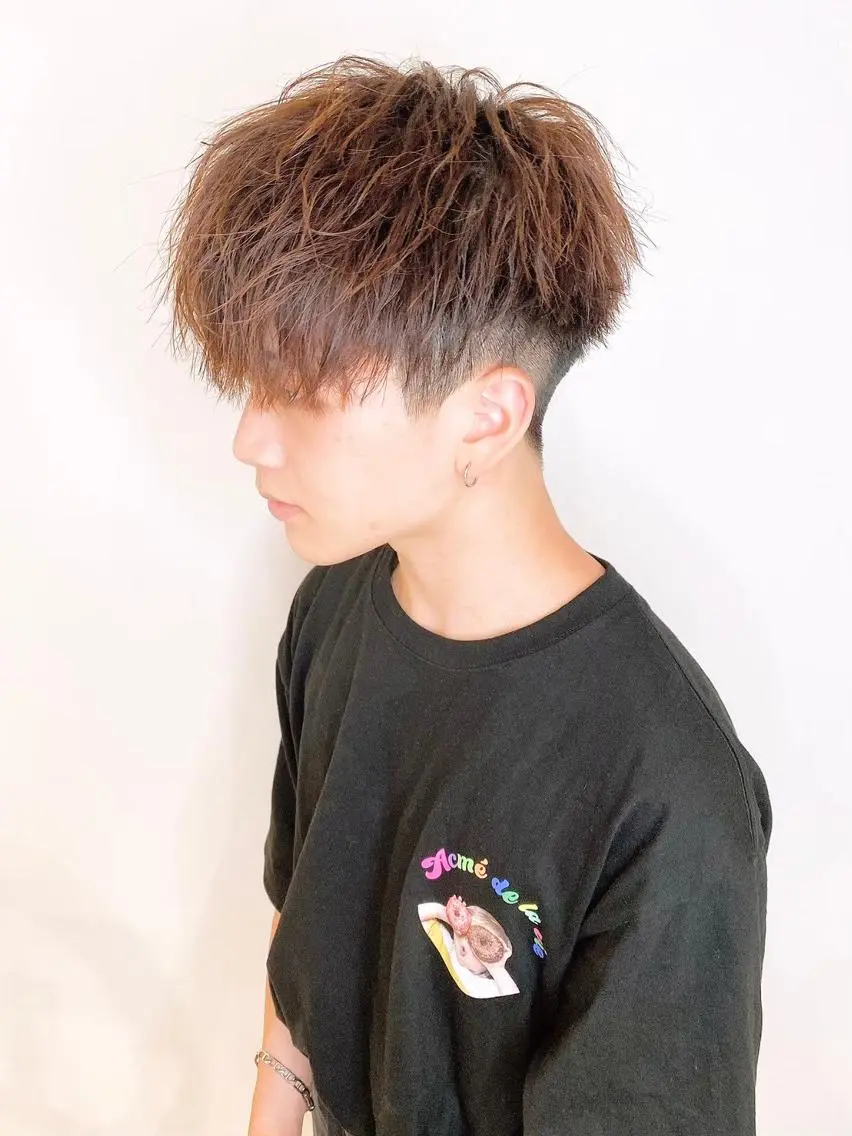 メンズ メンズバレイヤージュ メンズブリーチ センターパート メンズハイライト メンズインナーカラー カット ヘアカラー _WHITE鳳店 アンダーバーホワイトのヘアスタイル