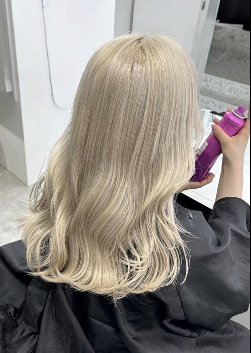 ロング カラー ブロンド ホワイトブロンド レイヤーカット ヘアカラー 個性派ウルフ ／ハッシュカットのヘアスタイル