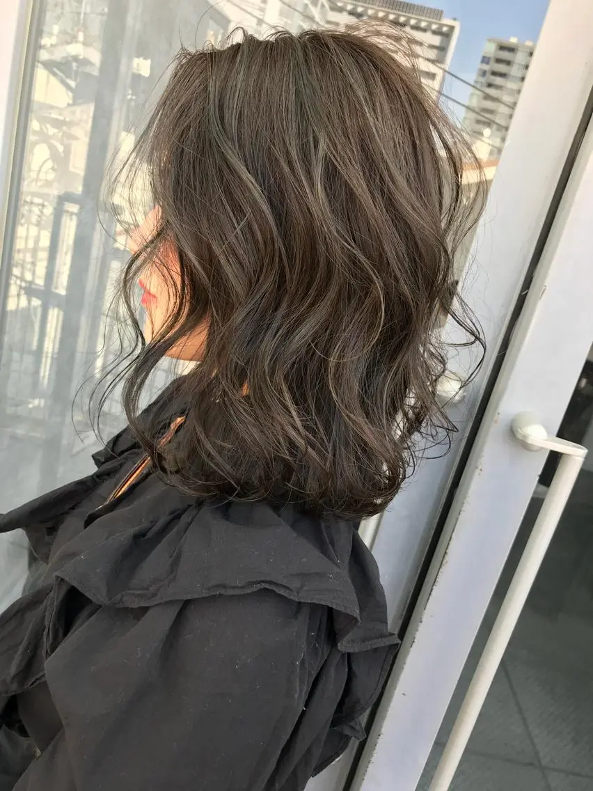ミディアム カラー グレージュ カーキグレージュ TOMOYA/ ショート、レイヤーのヘアスタイル