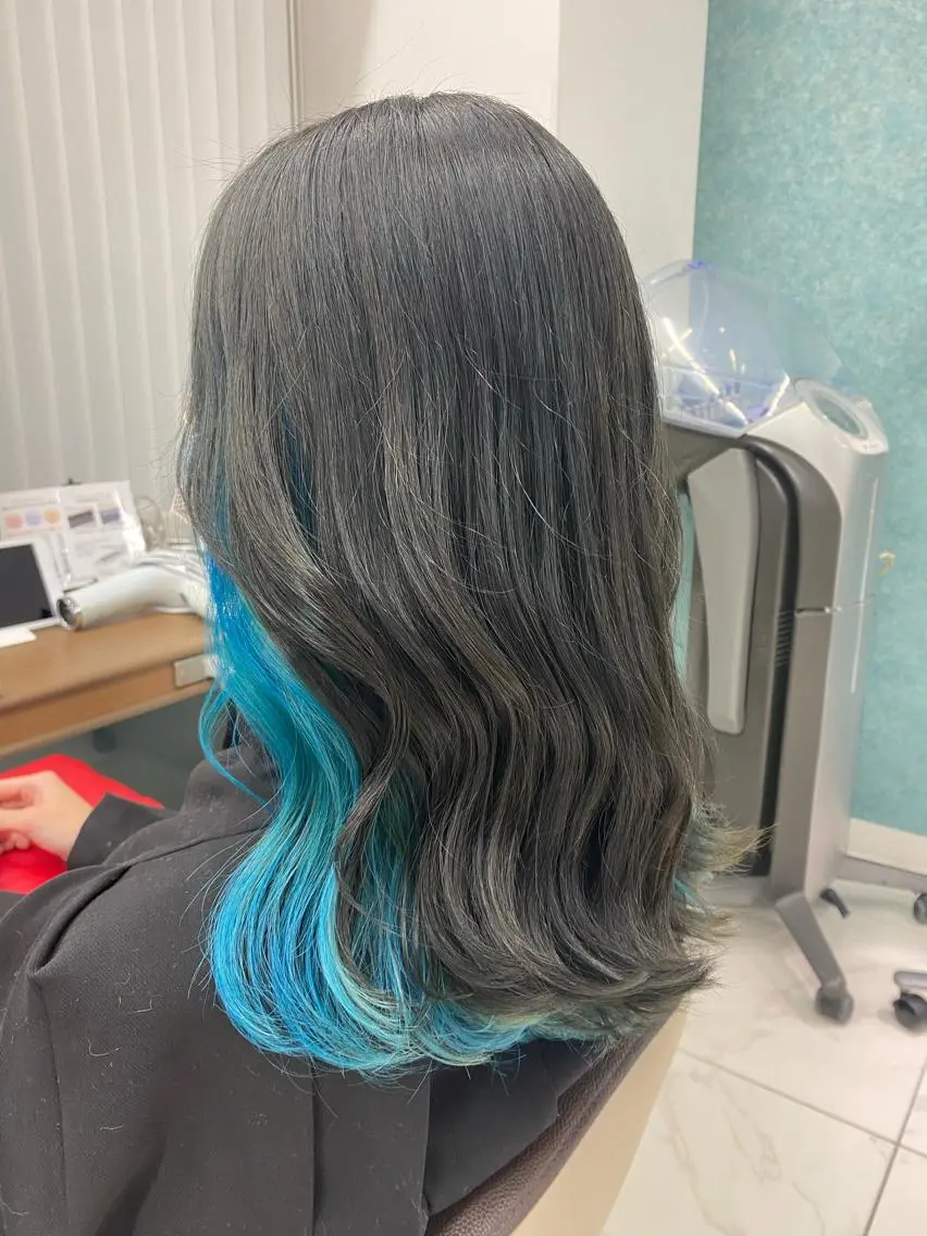 ロング カラー 黒髪 ブルーカラー ブルーブラック 透明感カラー インナーカラー 長妻莉央/縮毛矯正 髪質改善カラーのヘアスタイル