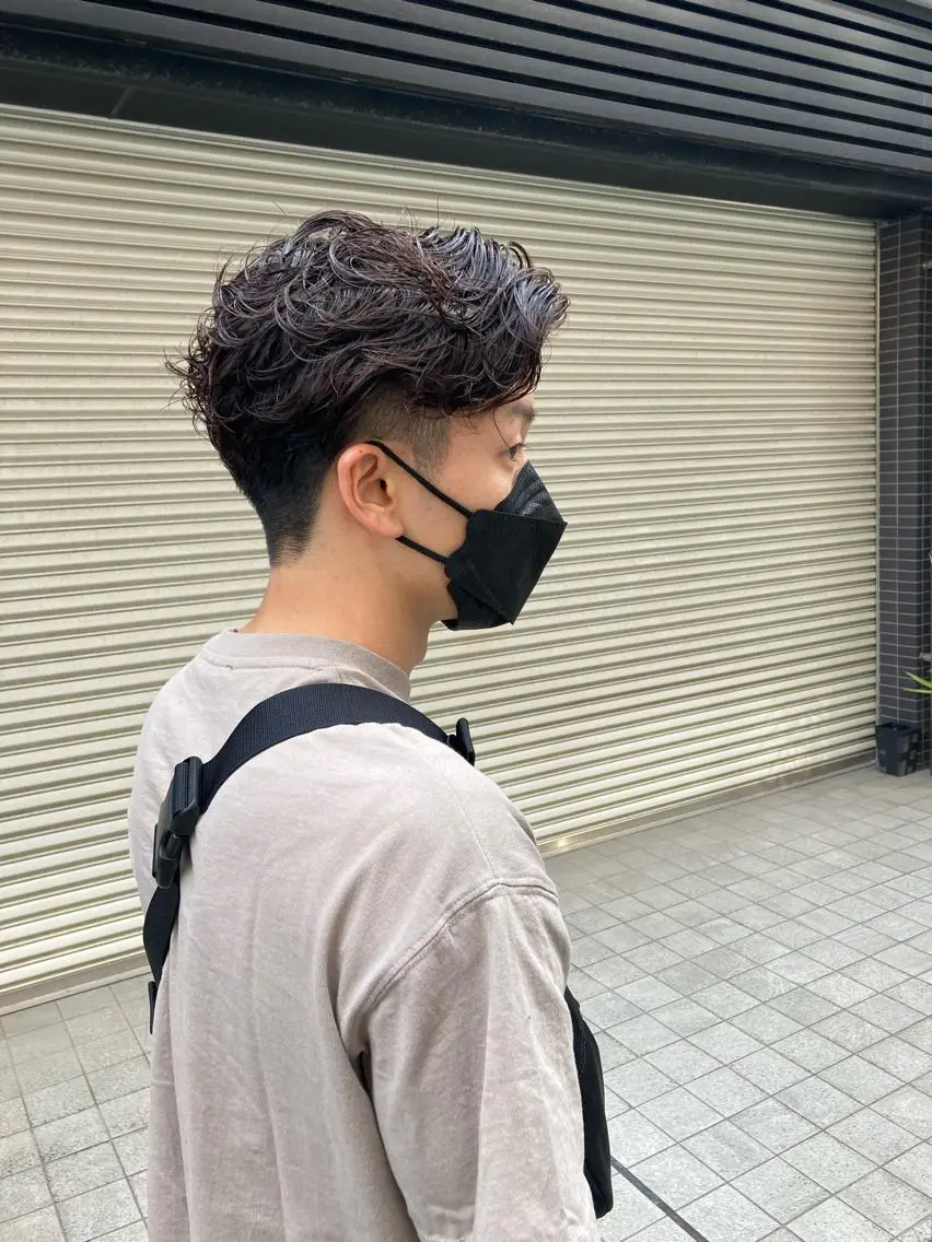 ショート パーマ メンズ メンズパーマ ツーブロック 刈り上げ スパイラルパーマ 松岡 俊輔のヘアスタイル