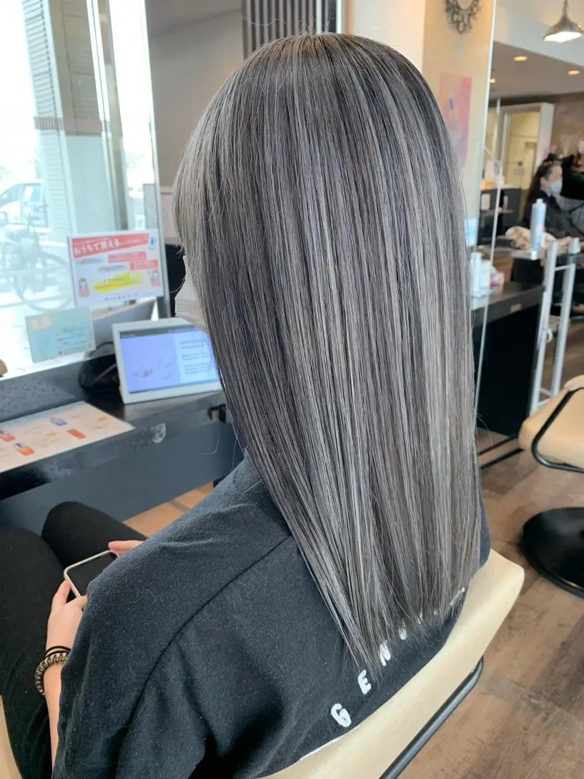 セミロング カラー ハイライトカラー シルバー ハイライト ヘアカラー トリートメント 【艶カラー】 STYLE 和泉俊希のヘアスタイル