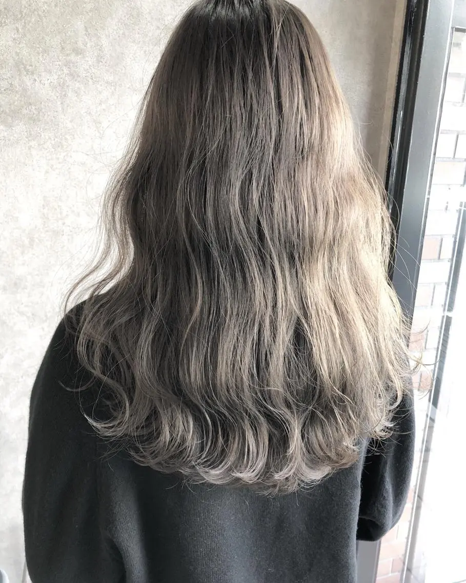 ロング カラー 顔周りレイヤーカット ブリーチminamiのヘアスタイル