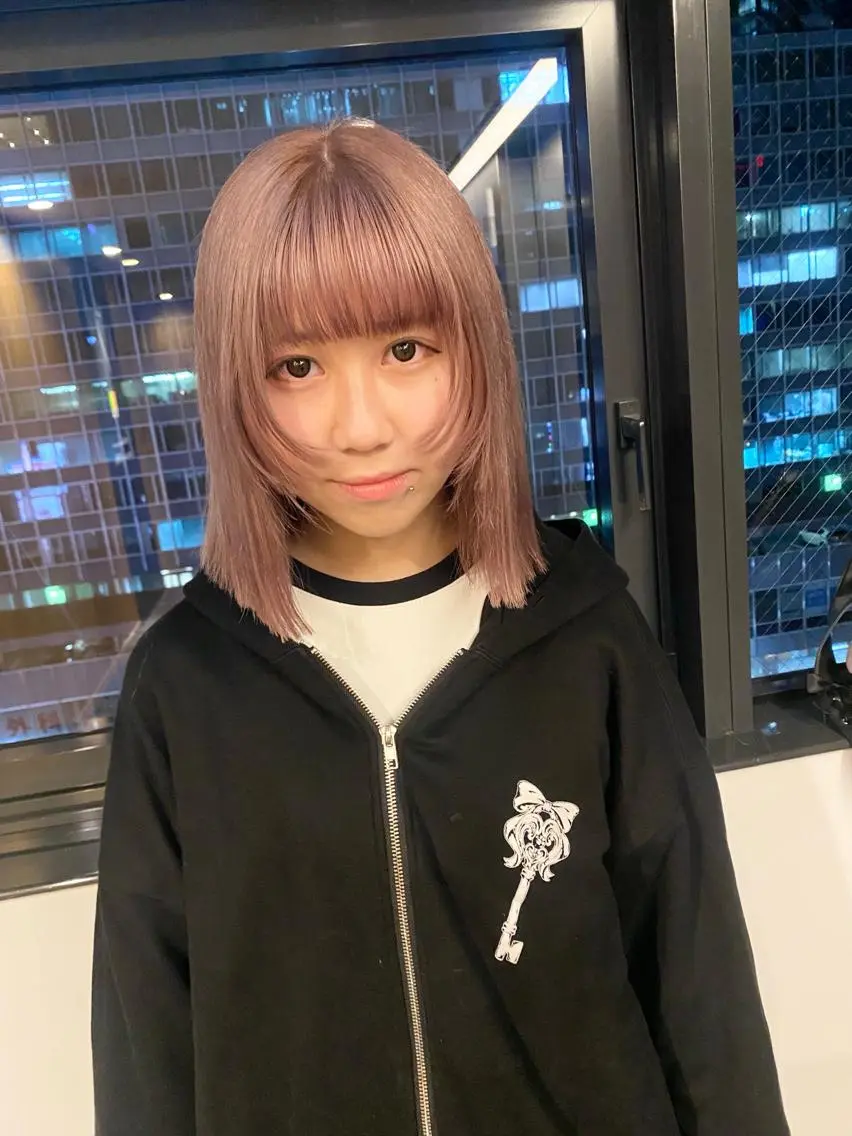 ショート カラー パーマ ヘアアレンジ ベージュカラー ブロンド ブロンドベージュ 顔まわりレイヤー レイヤーカット デザインカラー/ボブ ブリーチカラー/ユリのヘアスタイル