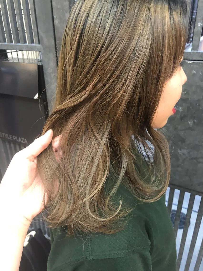 ロング カラー ウルフカット／吉村 桃子のヘアスタイル