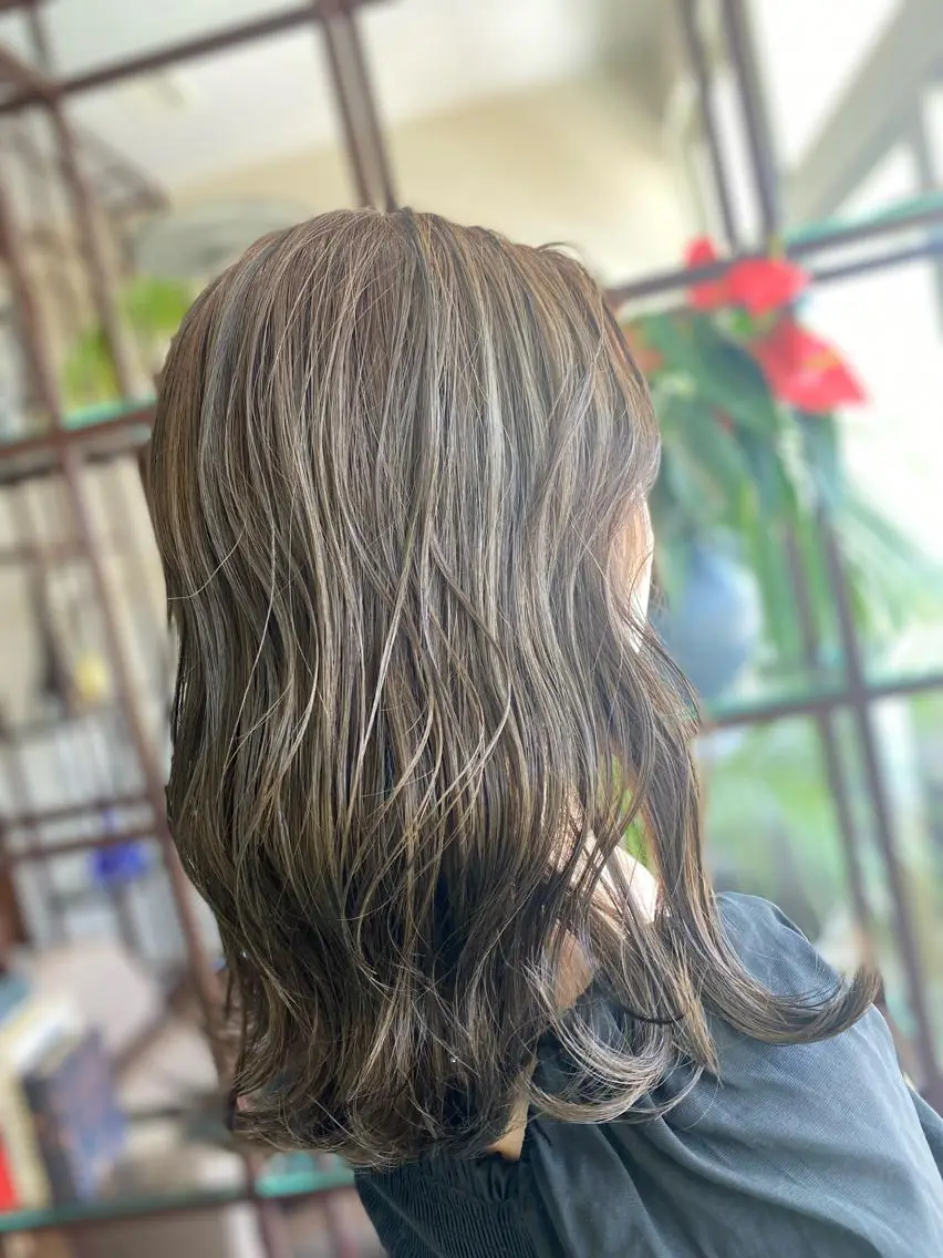 ミディアム カラー アッシュ ベージュカラー ブルーカラー ブルーアッシュ 透明感カラー ヘアカラー Style Tのヘアスタイル