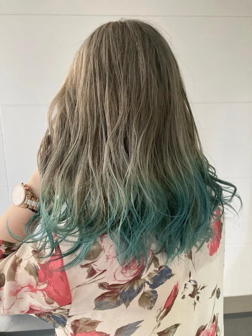 セミロング タカツド ユウキのヘアスタイル