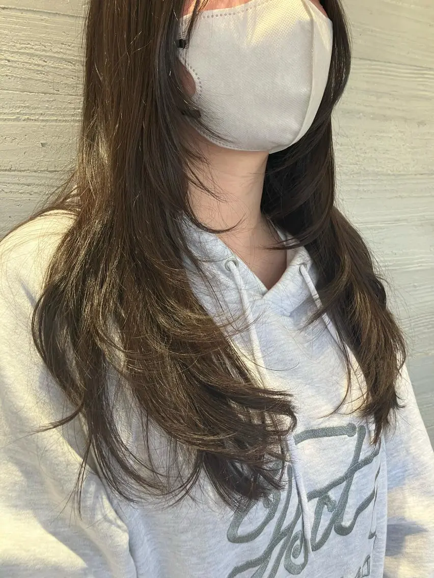 ロング ロングレイヤー レイヤーカット ロング サキ🤍ハイトーン 🪩レイヤーカットのヘアスタイル