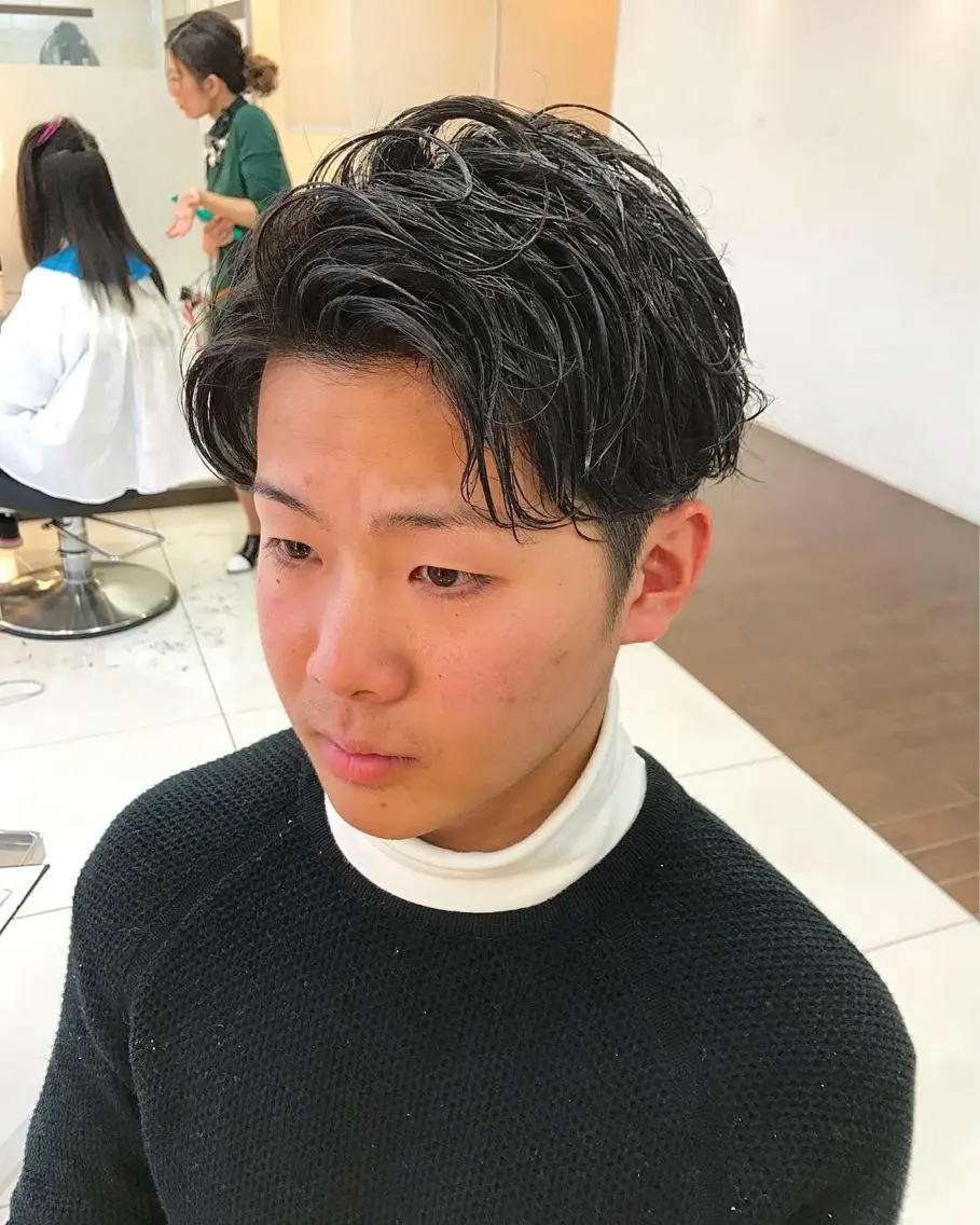 ショート パーマ メンズ センターパート メンズパーマ スパイラルパーマ 🟦横浜駅メンズパー マ｜小上馬淳司🟦のヘアスタイル