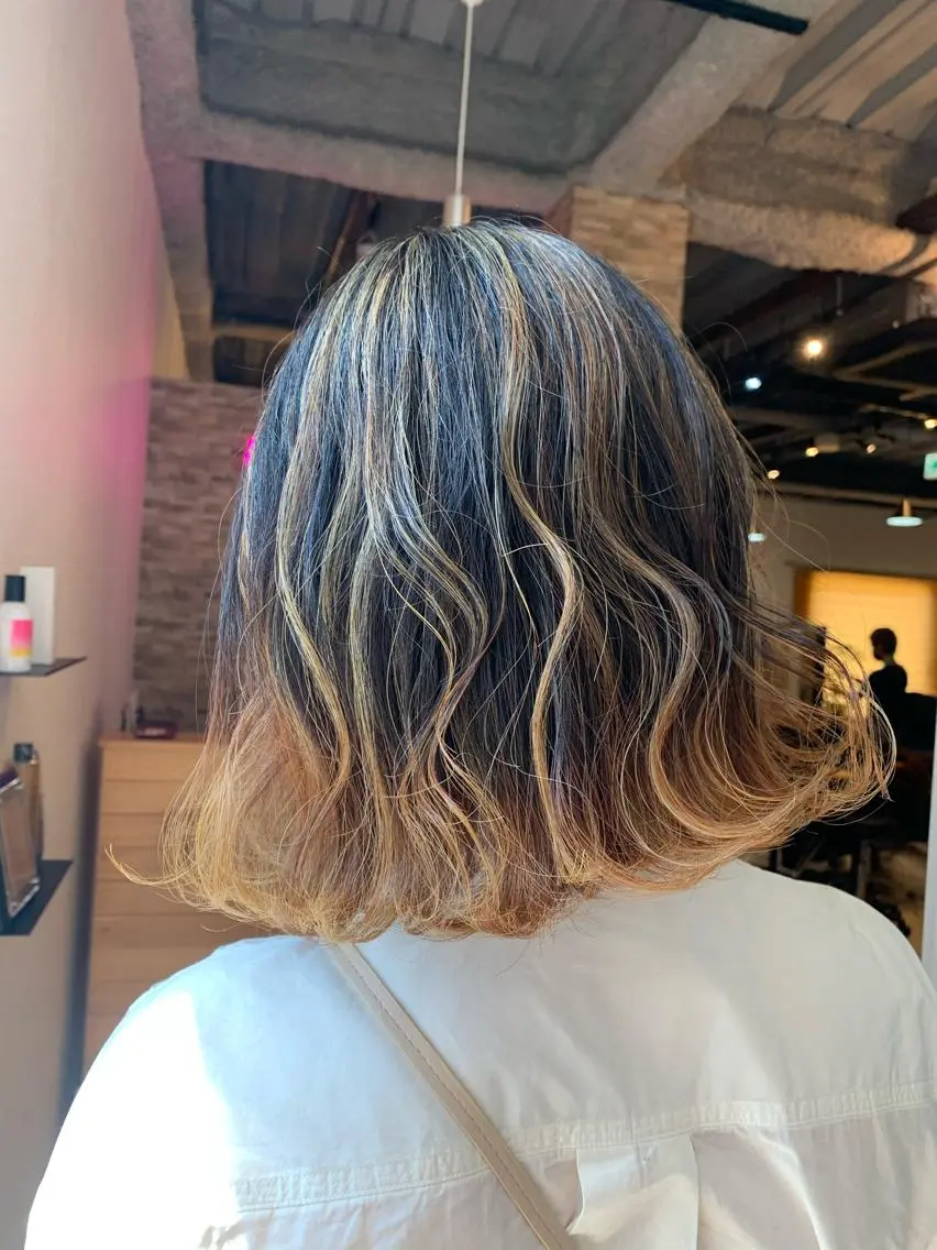 ミディアム カラー バレイヤージュ レイヤーカット カット ヘアカラー トリートメント 酸性ストレート/艶髪 ブリーチ/AIRIのヘアスタイル